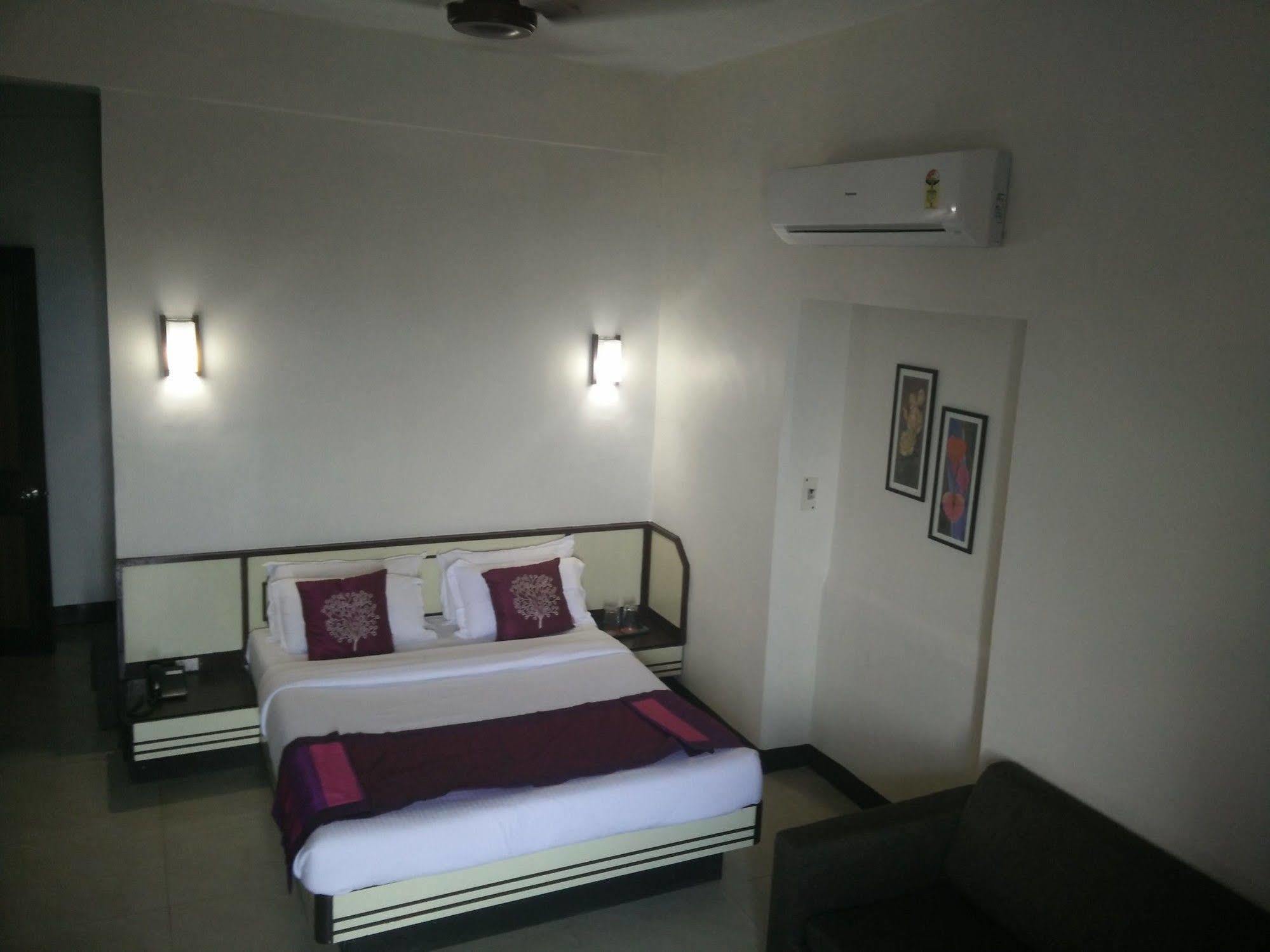 Strand Hotel, Colaba Mumbai Exterior foto
