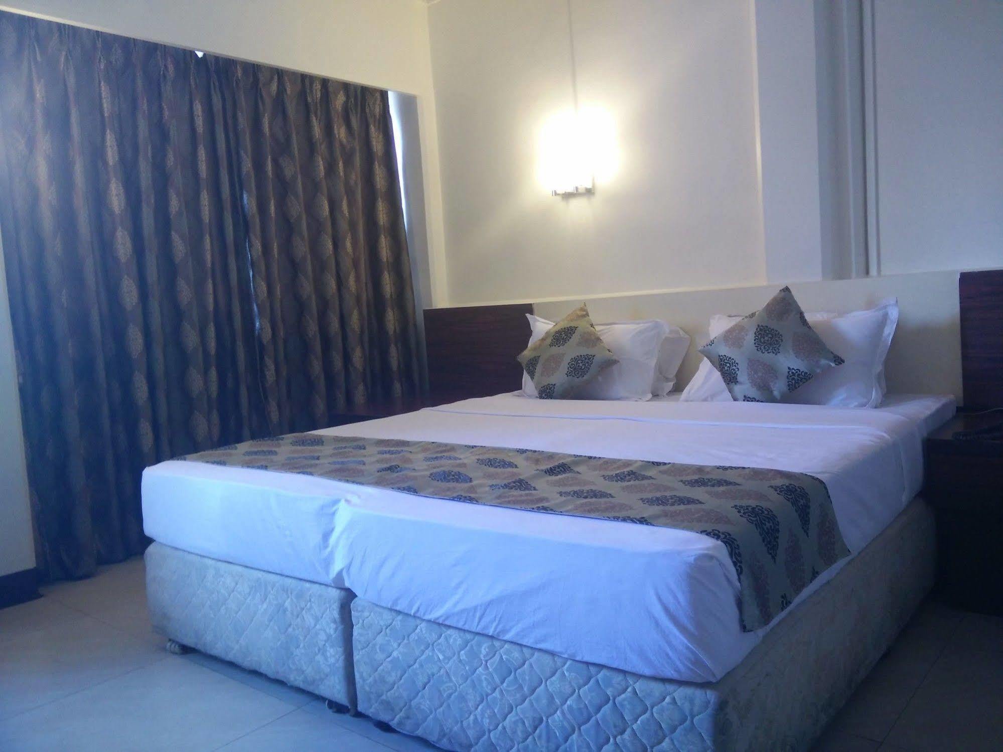Strand Hotel, Colaba Mumbai Exterior foto